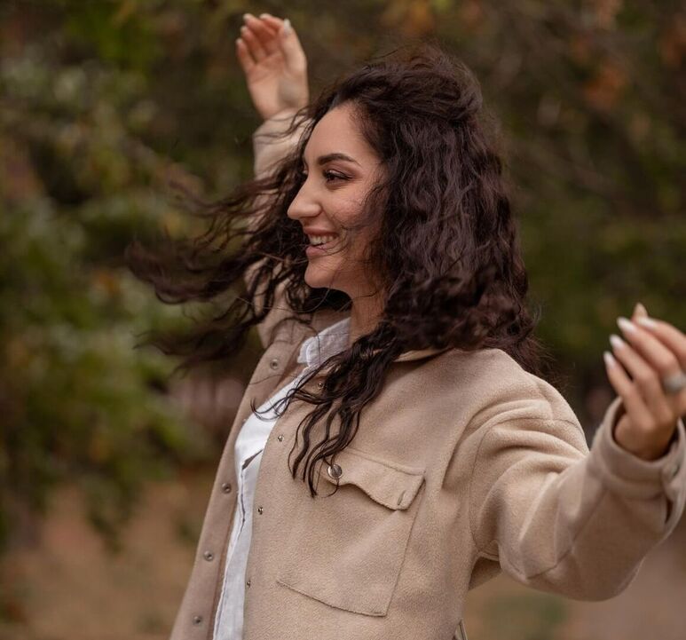 Qiz bola avtobusda uxlayotganda kokragiga tegadi.