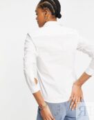 Белая приталенная рубашка с длинными рукавами из эластичного хлопка ASOS DE