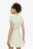 Креповое платье с запахом спереди H&M, светло-желтый/цветочный