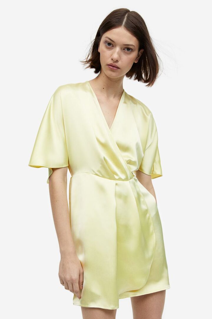 Атласное платье с запахом спереди H&M, светло-желтого