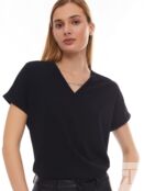 Блузка-футболка с V-образным вырезом и цепочкой zolla