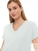 Блузка-футболка с V-образным вырезом и цепочкой zolla