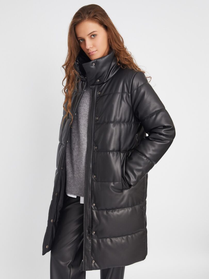 Тёплая стёганая куртка-пальто из экокожи с высоким воротником zolla